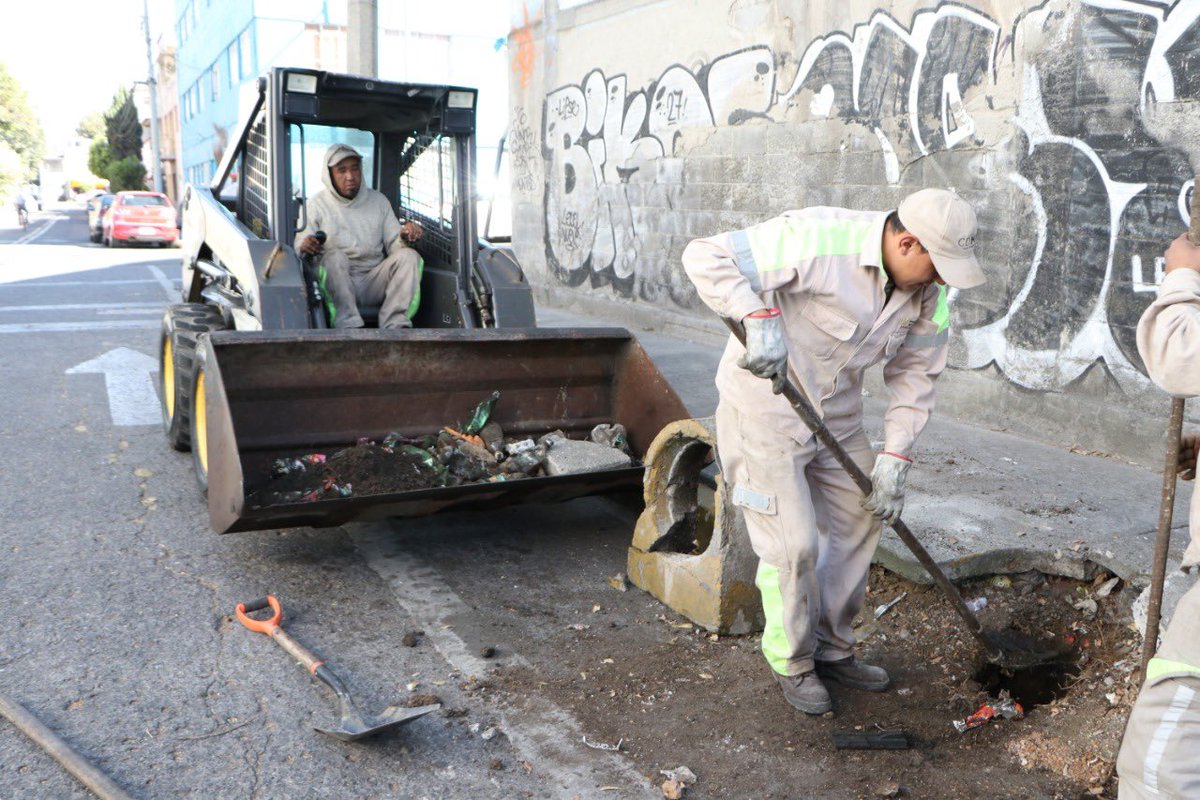 evelyn_parraA's tweet photo. Hoy los compañeros de #ObrasYDesarrolloUrbano realizaron una jornada de #desazolves en las calles Sur 77 y Sur 75, preparándonos desde ahora para la temporada de lluvia con drenajes limpios y funcionales.🚧🕳⚠️

#EvelynParraAlcaldesa
#LaExperienciaContinúa
#100DíasDeResultados https://t.co/FVsVCzrIvO