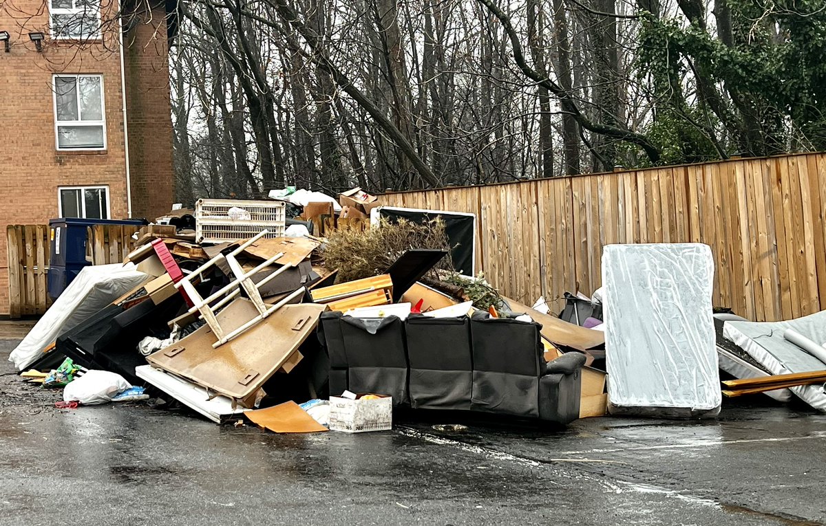 ltate39's tweet photo. Keeping it classy @CrystalWoodsApt #trash #aptliving #cryatalwoodsapt #trashkeepspilingup #bulktrash #homesforrats https://t.co/Weg2LbmKHE
