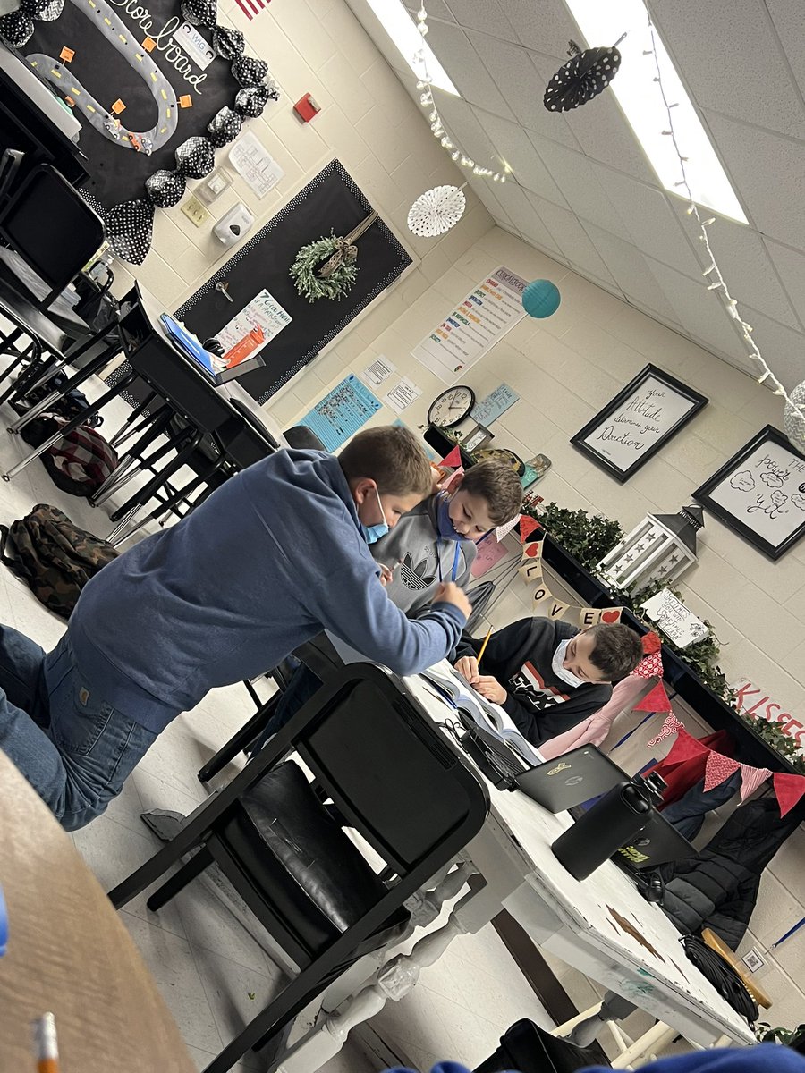 BayesMarcia's tweet photo. This is what was happening in 3rd grade math class today.  Students working collaboratively and socially making connections. So happy to witness the camaraderie that Modern Classroom has fostered in my classroom.  💙 @modernclassproj and @Screencastify https://t.co/EVCx3ZYr92