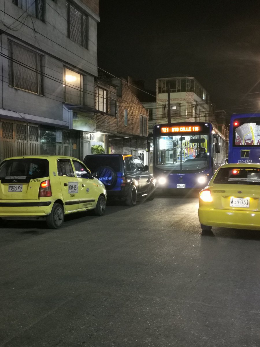 Solecitto26's tweet photo. 😶 #elpeorlugar para estacionarse, en el giro de la ruta sitp @BogotaTransito https://t.co/0NAxOfSfbO