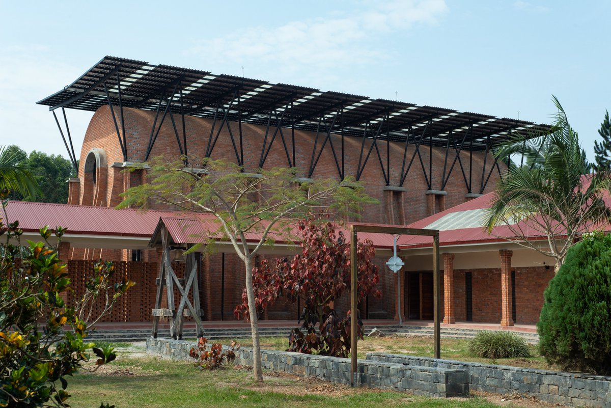 Dezign233's tweet photo. New article:
LOCALWORKS ON SOURCING FROM THE SITE
The Ugandan architecture and design collaborative highlights the significance of honoring local materials while creating beautiful, functioning buildings: https://t.co/uOolhdpPm0 https://t.co/1Qt6k0nvmk