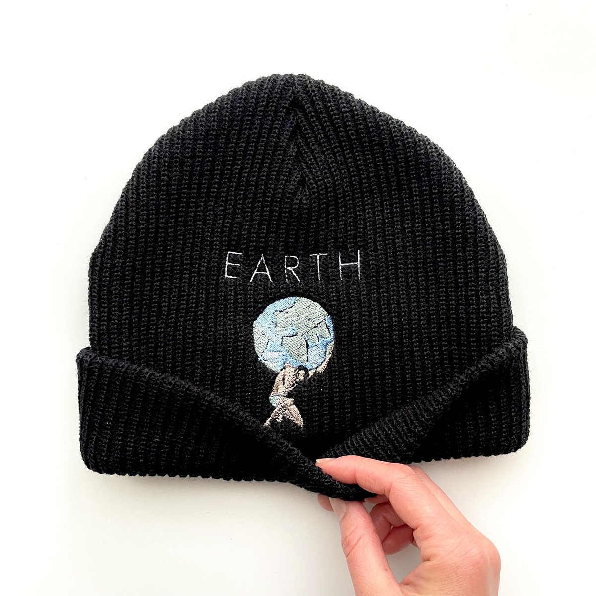 textilefabric's tweet image. 【月刊手紙舎 2月号 slowth特集】
slowthのニット帽は一見シンプルなデザインですが、折り返し部分を広げると思わずクスッと笑ってしまうユーモア溢れる刺繍が施されています。「EARTH」や「BASEBALL」など、slowthらしいユーモア溢れるニット帽をお見逃しなく！　
tegamisha.shop/items/61e779ac…