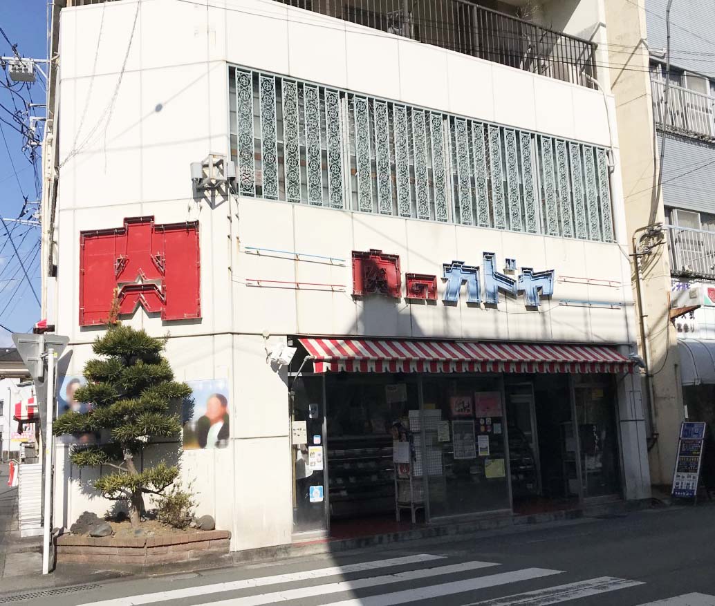 izuhakonebus's tweet image. おやつの時間なので
今日の飯テロ ٩( ‘ω’ )و
「#伊豆箱根の１３人」で出てくる
「肉のカドヤ」さま
...のコロッケ！((٩(  ‘ω’  )و))

伊豆箱根鉄道の駿豆線
大場駅から徒歩すぐ！
フワフワジューシーな
コロッケが７０円！！

#いずっぱこ
#のってこいずっぱこ
youtu.be/J8t34vw4r3c