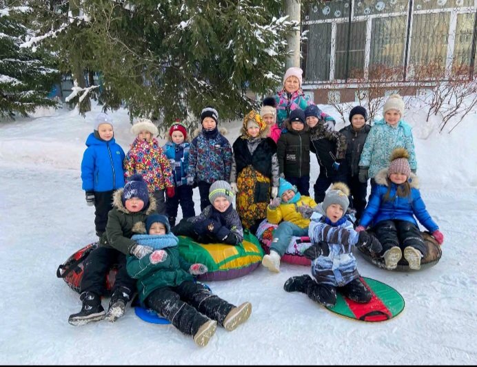Закончились новогодние каникулы,  вновь зазвенели  голоса ребят в детском саду. Несмотря на мороз и стужу, наши девчонки и мальчишки решили помериться ловкостью, быстротрй и сноровкой. Румяные щечки, азарт и здоровый дух- вот результат зимних спортивных состязаний!