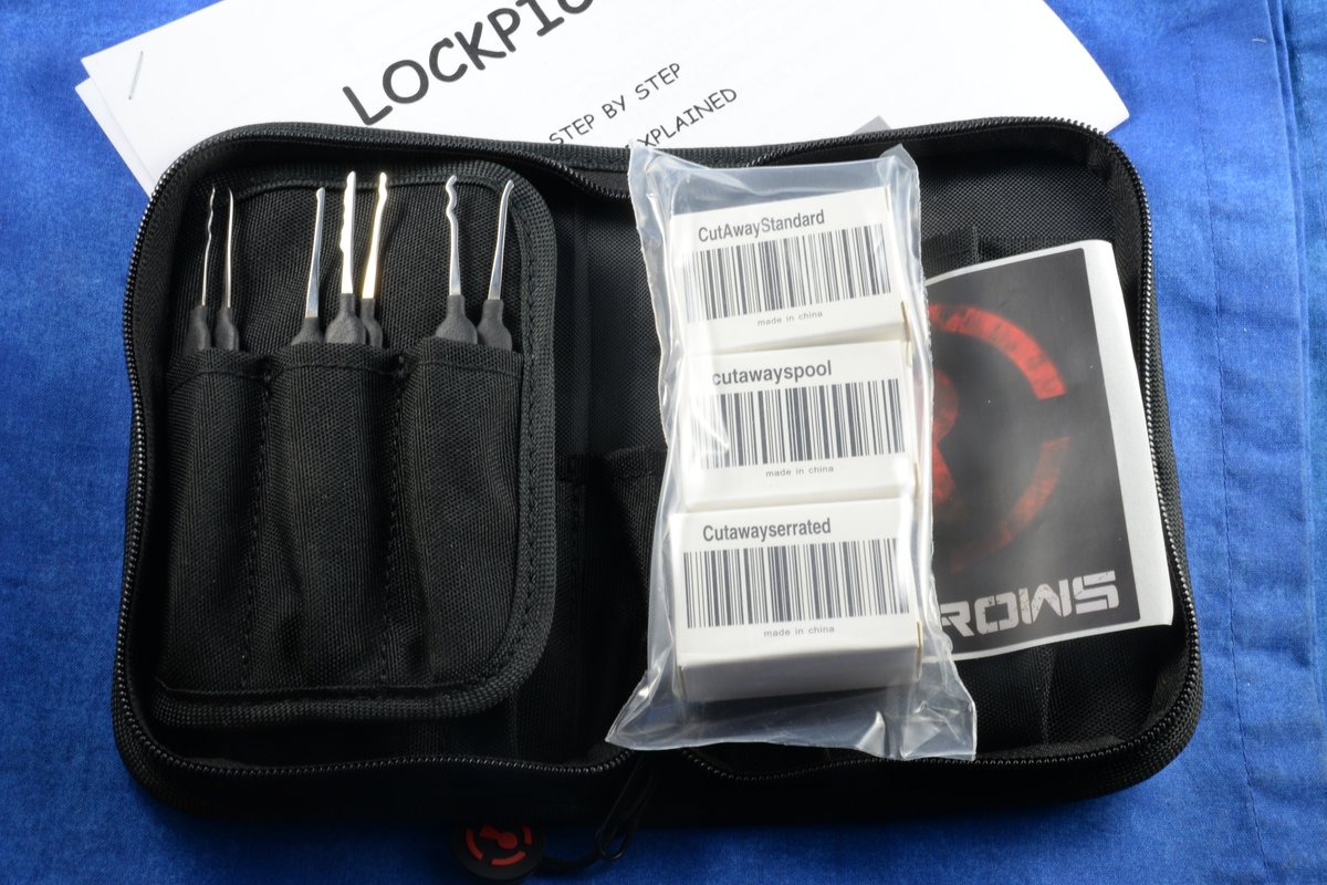 spooXe's tweet photo. Night School tuxedo + edition / polished with tutorial
7 x picks with thermal handles
6 x Tension wrenches
1 x Case
3 x Cut away Locks: standard, Spool, Serrated Pin with SC keyway.
#lockpicking #lockpickingcommunity #lockpick #locksport https://t.co/GkYmIFlCCS