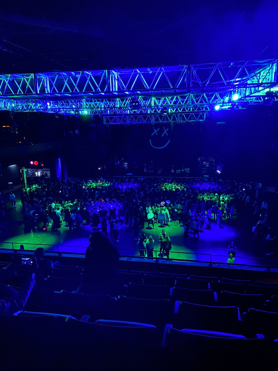 luckyvarz's tweet photo. @stylinarts no, i am not ok, walking into this i was in shock. they’re the biggest blue greeners out there https://t.co/FzPJ5K2KcB