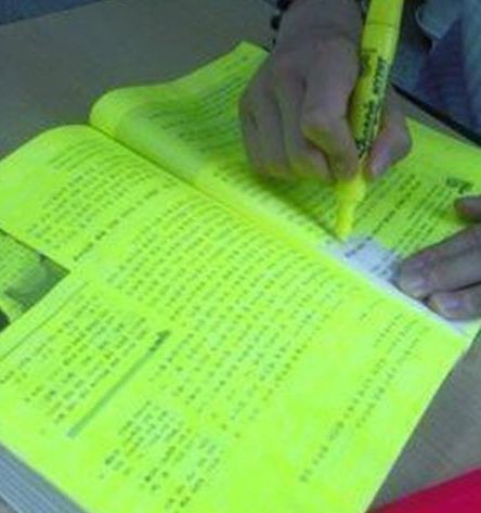 mariacast's tweet photo. Yo, subrayando todo lo que @angelmartin_nc dice que tienes que subrayar en su libro.  PD: muy muy muy recomendado.
#porsilasvocesvuelven https://t.co/JsBjlcOYQa