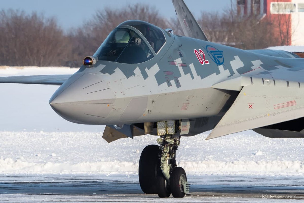 Пара истребителей Су-57 в аэропорту Новосибирска. Фото: NSK Planes