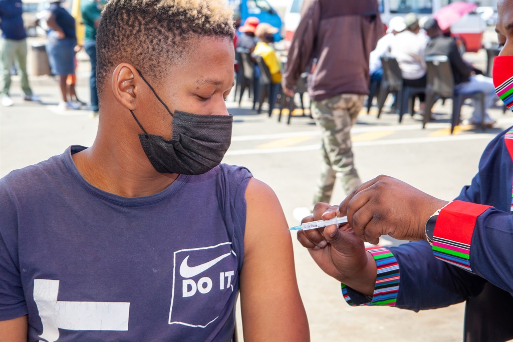 News24's tweet photo. LIVE | Fifth wave to reach SA in winter, may come sooner if new variants emerge - health minister

https://t.co/BMS747BnMF https://t.co/Un9JtoNFPE