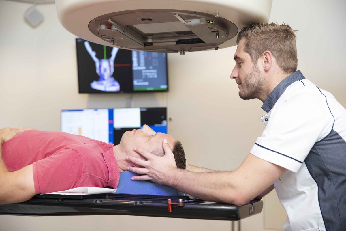 We zijn het eerste behandelcentrum voor kanker in Nederland dat oppervlaktescanning op alle bestralingstoestellen kan toepassen, voor alle borstkankerpatiënten. Ook is, voor bepaalde patiënten, stralen zonder masker mogelijk. Meer weten? Check: tiny.cc/q65ouz