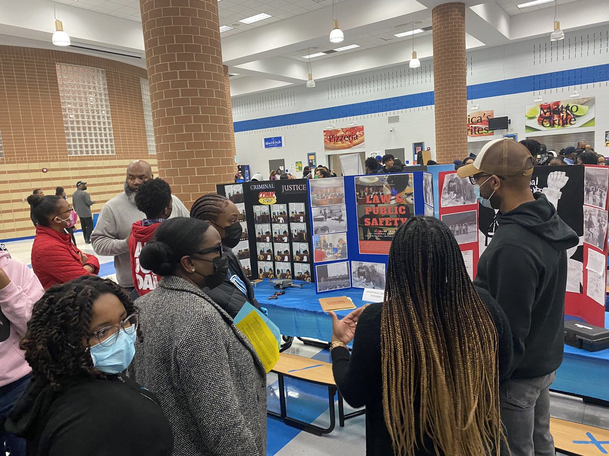 DrTALarry's tweet photo. What a great turnout! I was elated to meet our enthusiastic RISING 9th graders and their parents. Excited on what’s to come….Soooo much #LionPRIDE and a feeling of #ONEwestlake WE WELCOME YOU CLASS OF 2026!!💙💪🏾💙 #WHSelectivenight2022 #Rising9thgraders #WHSclassof2026 https://t.co/3ODQpQ4Je8
