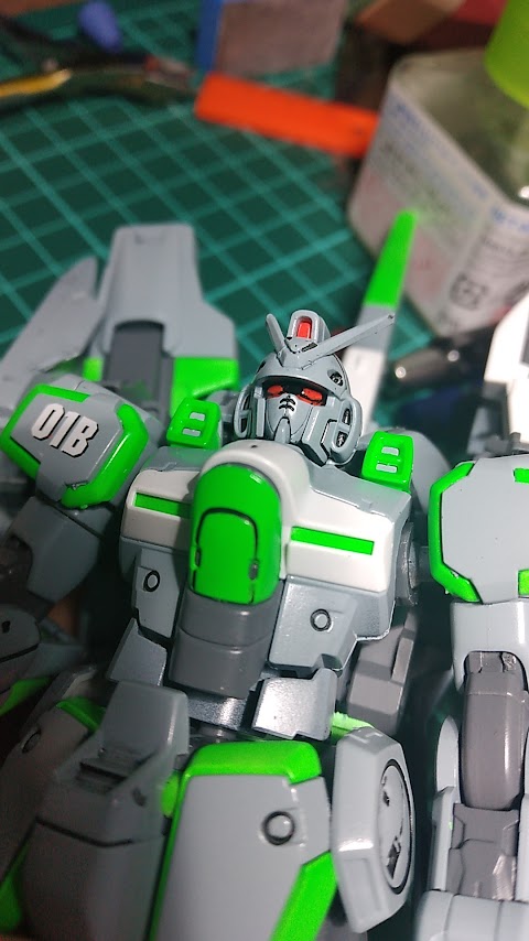 青い虚勢 ガンプラモデラーの方に質問です 皆さんはツインアイを塗装されてますか その場合どんな塗料でどんな風に作業されてますか 写真は墨入れペンで隈取りした後にガンダムマーカーで直塗りした物です 全てフリーハンドです 仕上がりに満足し