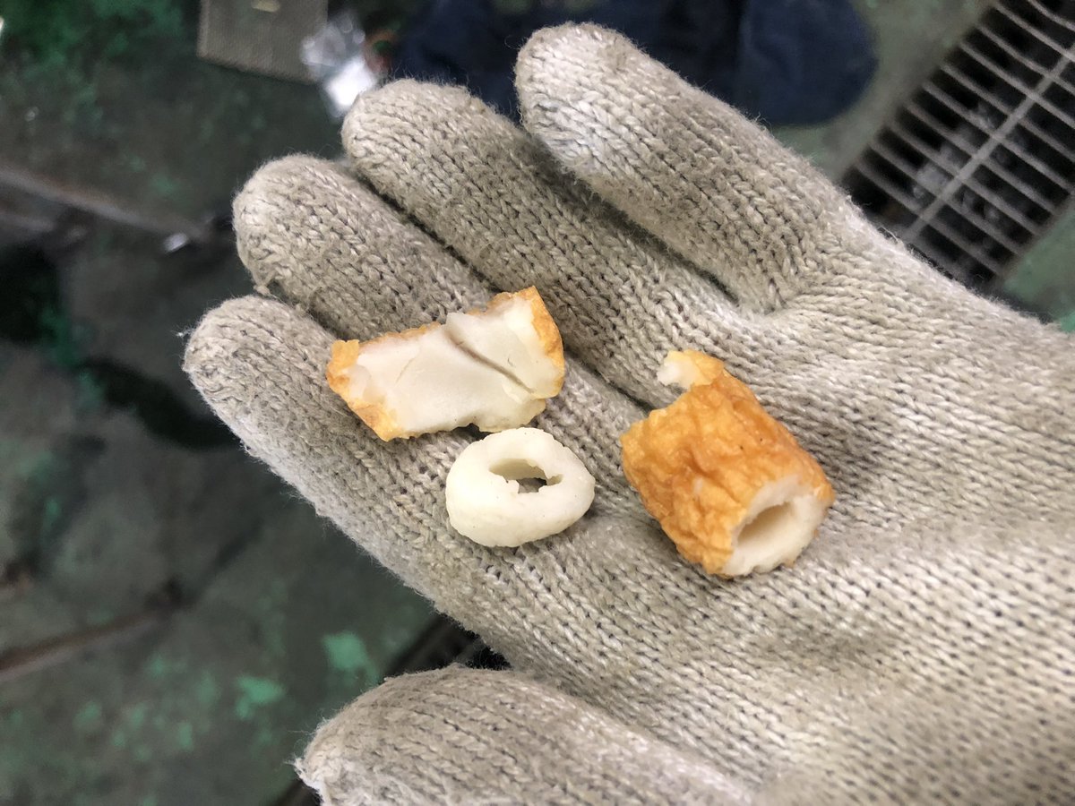 タイヤ組むのにダンボールから新品のホイール出したら一緒にちくわ出てきたんだけど？？？？？？？？？