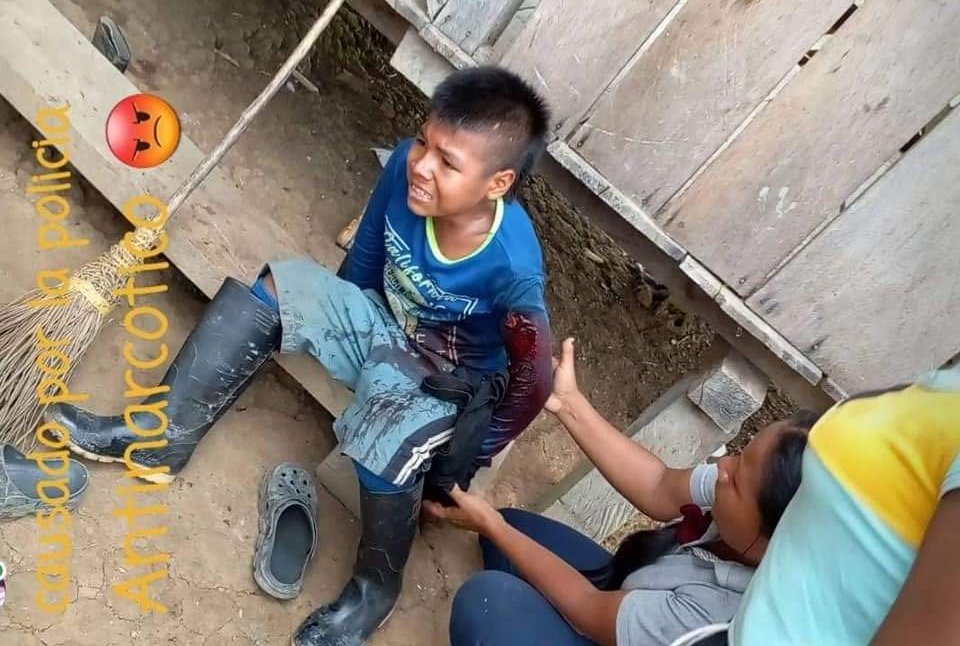 GloriaFlorezSI's tweet photo. Agentes Antinarcóticos disparan y resulta herido un menor de edad en Resguardo La Italia, Puerto Asís, Putumayo. Fuerza Pública vulnera los Derechos Humanos de comunidades en los territorios. Parece que en el Gobierno Duque los menores fueran el objetivo.
Denuncia:@marthaperaltae https://t.co/Np64xKPSFt