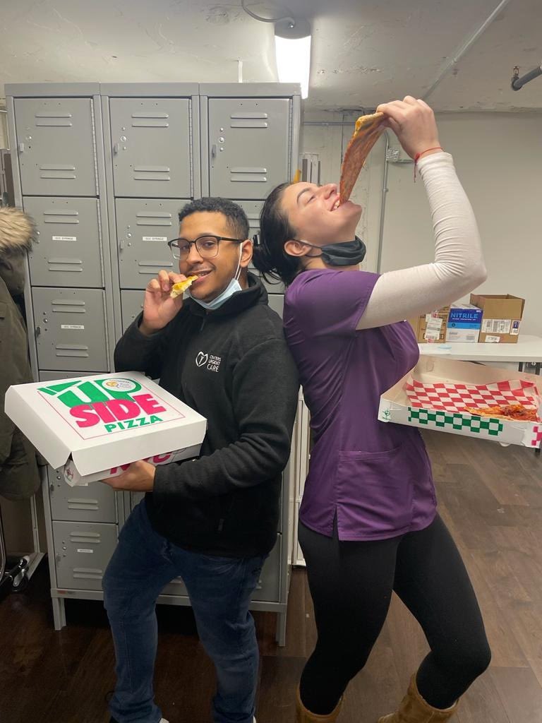 WCKitchen's tweet image. 20 pizzas in under 20 minutes! 🍕 WCK partner Upside Pizza prepared lunch for staff administering Covid vaccines in Times Square. The staff is busy keeping NY safe &amp;amp; doesn’t always have time to grab a meal—so we’re is making sure to provide some much-needed fuel! #ChefsForAmerica