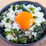 わかめ&塩昆布の組み合わせが美味しそう!作り方も簡単な「卵かけご飯」レシピ!