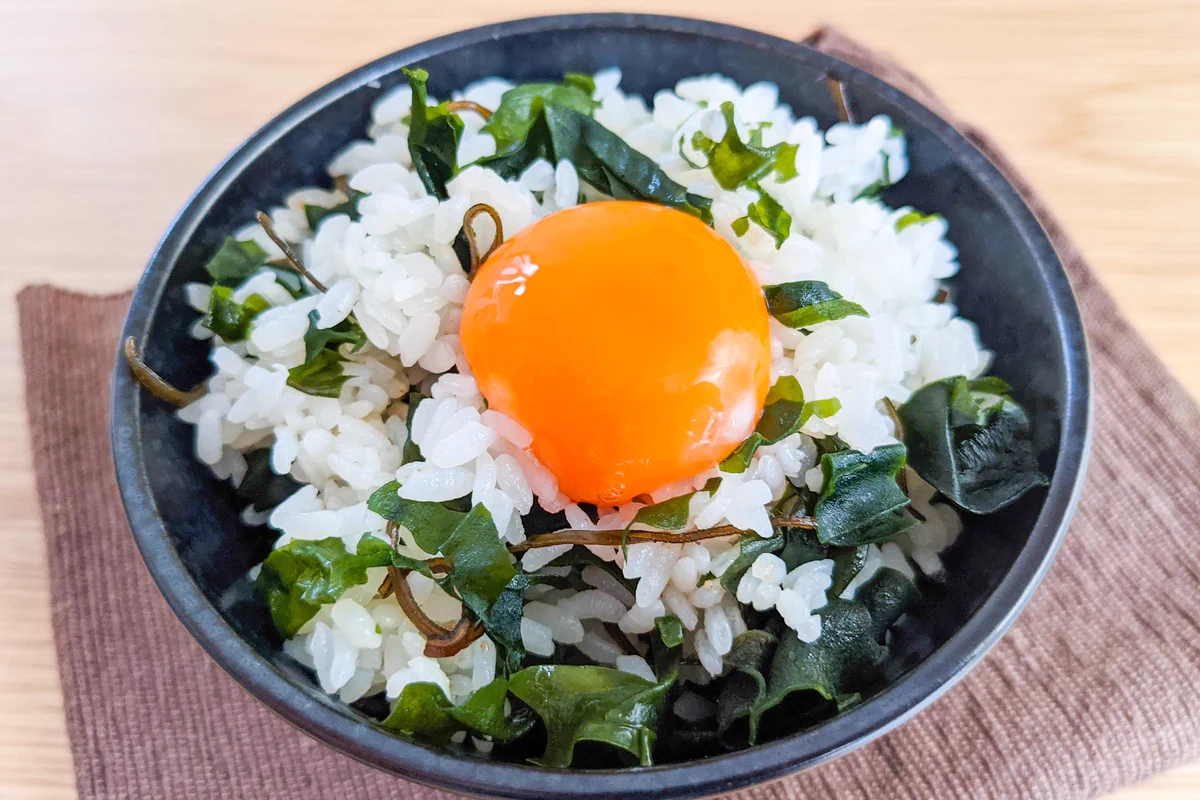 わかめ&塩昆布の組み合わせが美味しそう！作り方も簡単な「卵かけご飯」レシピ！