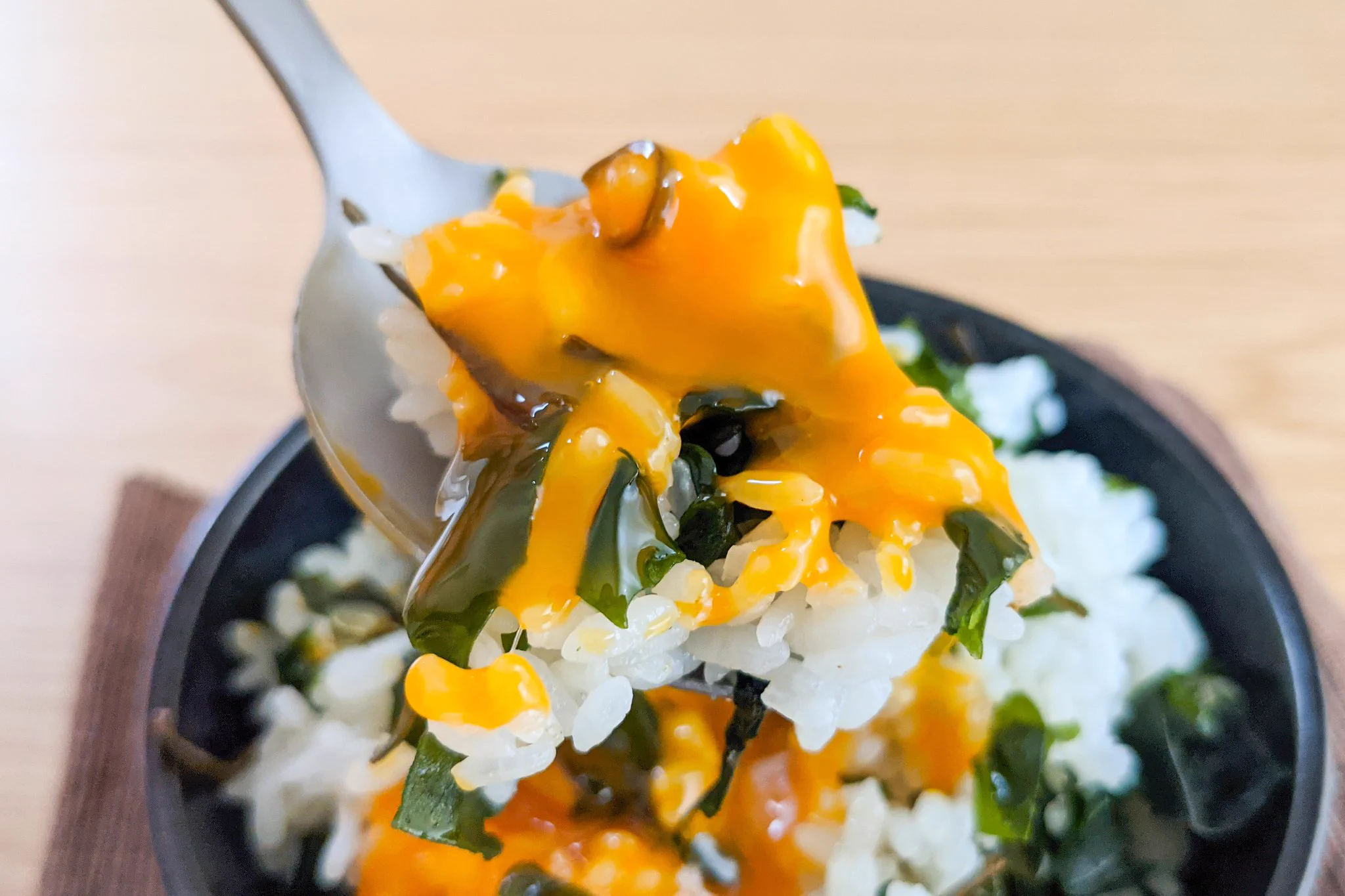 わかめ&塩昆布の組み合わせが美味しそう！作り方も簡単な「卵かけご飯」レシピ！