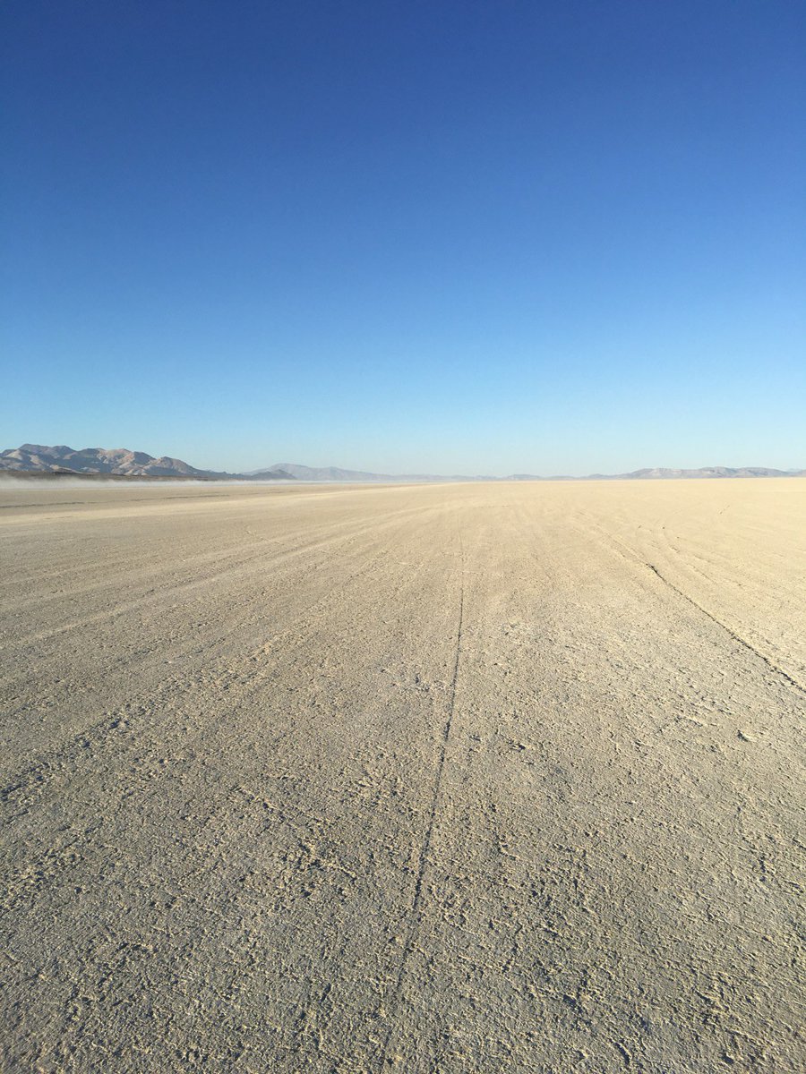 突如現れた砂漠の地🏜 ブラックロック砂漠🇺🇸 走り続けると360度砂漠で、 新しい世界にきたみたい🌈 バーニングマンという野外フェスが行われる場所でもあり、フェス中限定でブラックロックシティと