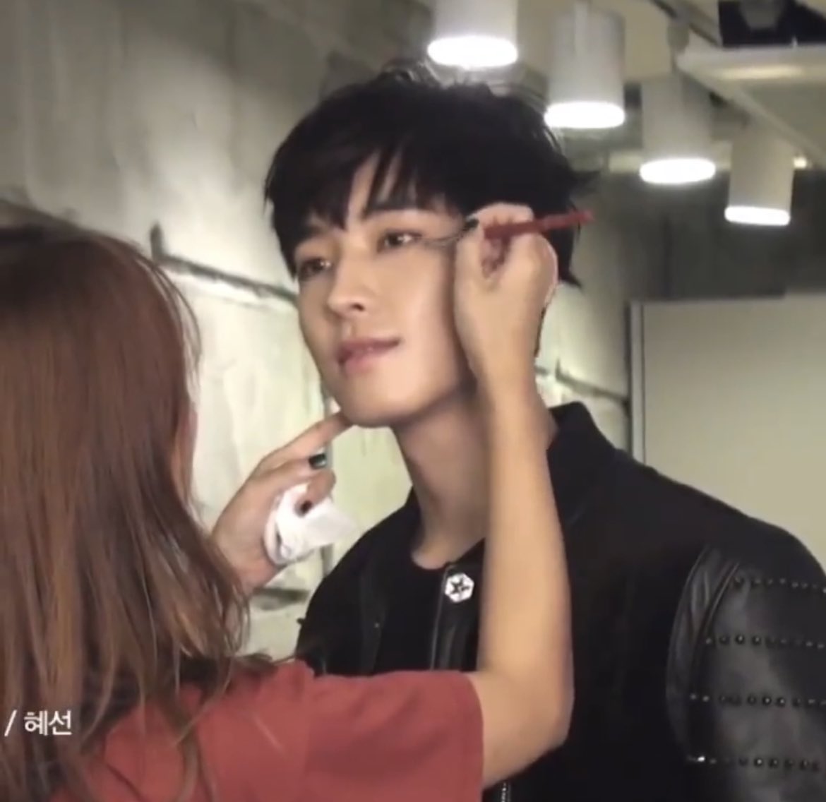 wonwoofiles's tweet image. oh to be jeon wonwoo’s makeup artist
