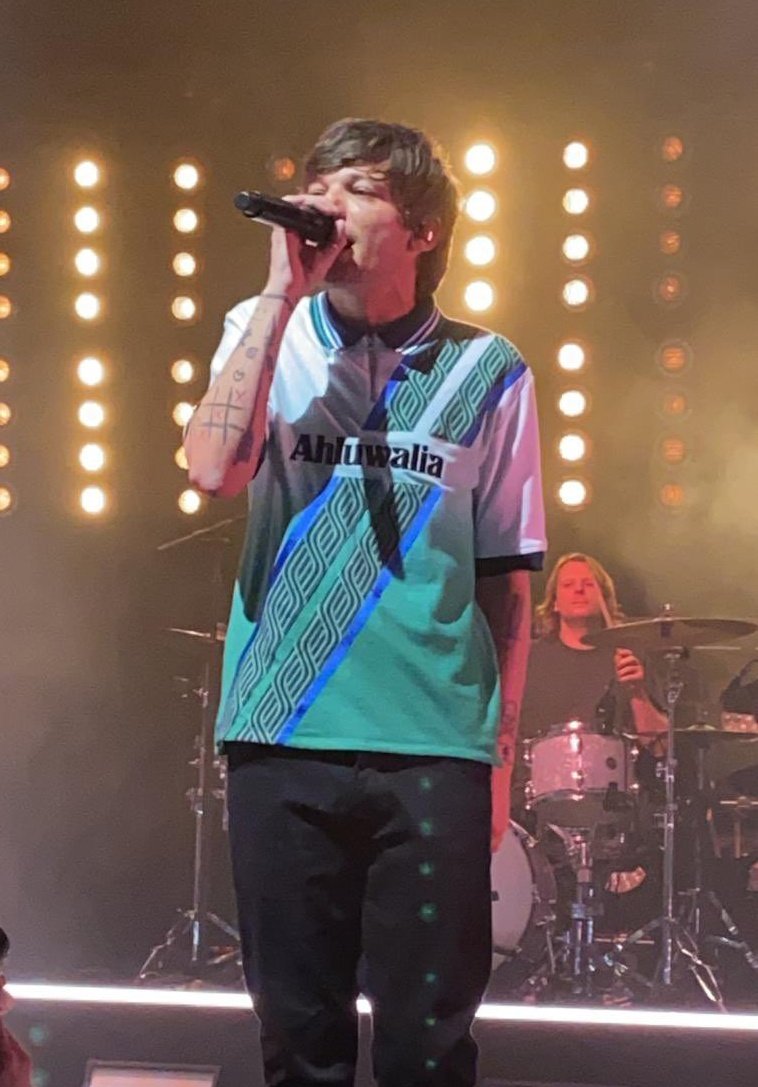 fitflouisst's tweet photo. ABRO HILO DE FOTOS /VIDEOS DE LOUIS TOMLINSON EN SU CONCIERTO EN HOUSTON ❤️RT PARA SALVAR VIDAS https://t.co/2DbT6c80gB