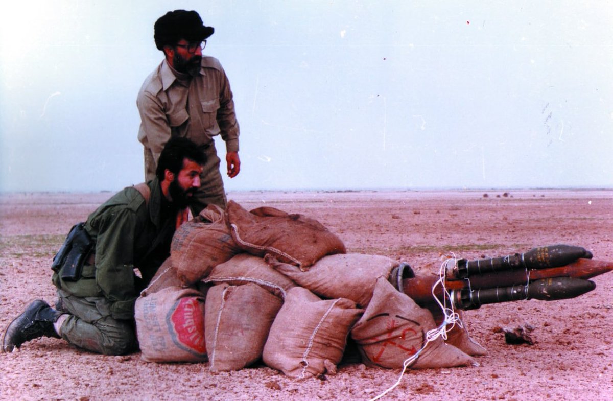 ayatsubzero's tweet image. از اینکه مرحوم از درک ابتدایی ترین اصول فیزیک عاجز بود (و آخرش هم با همین بیمغز بازی ها خودش رو به ... داد) که بگذریم، توجه به این نکته هم جالبه که درحالی که ملت رو میفرستادن روی مین، خودشون اون پشت با این ک...خل بازیها منابع و زمان رو نابود میکردن. اسطوره هاشون همشون همینن.