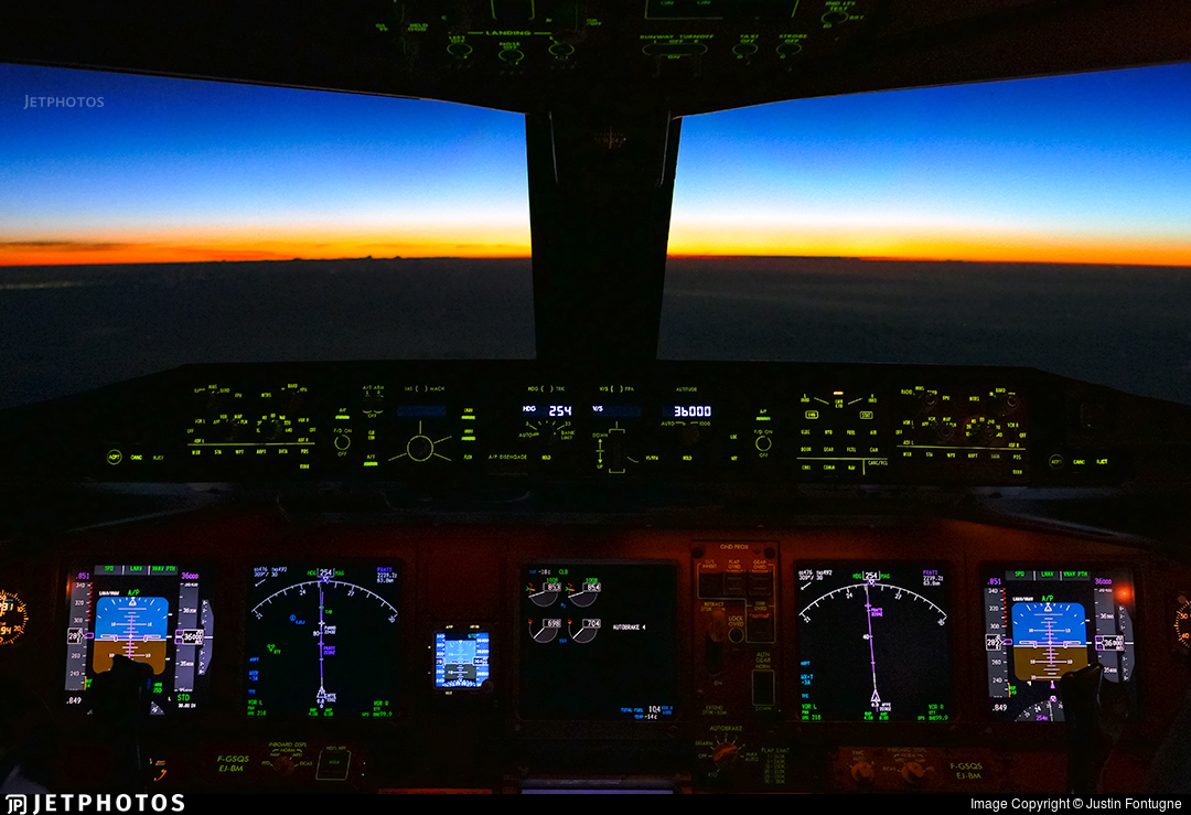 JetPhotos's tweet photo. Sunset from the flight deck of an Air France 777 over the Atlantic at 36,000 feet. https://t.co/FiPO2DLS7T © Justin Fontugne https://t.co/FGCR446bjn