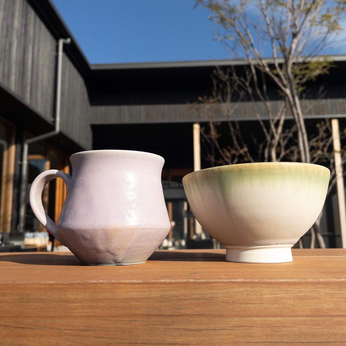 cha_no_niwa's tweet photo. 陶芸作家　關まどかさんの陶芸展は2月8日まで！

オリジナルの釉薬を使った優しい風合いの器は、忙しい日々を過ごす私たちの癒しにもなります✨
空や水、野山などを表現したお茶碗や湯呑みと一緒に、懐かしい自然の景色に思いを馳せてみるのもいいですね☺️

 @sekima_31 https://t.co/JaAxSnMeED