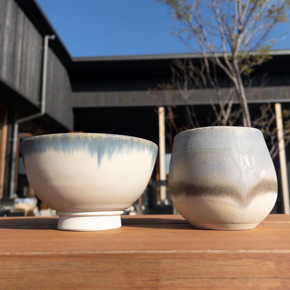 cha_no_niwa's tweet photo. 陶芸作家　關まどかさんの陶芸展は2月8日まで！

オリジナルの釉薬を使った優しい風合いの器は、忙しい日々を過ごす私たちの癒しにもなります✨
空や水、野山などを表現したお茶碗や湯呑みと一緒に、懐かしい自然の景色に思いを馳せてみるのもいいですね☺️

 @sekima_31 https://t.co/JaAxSnMeED