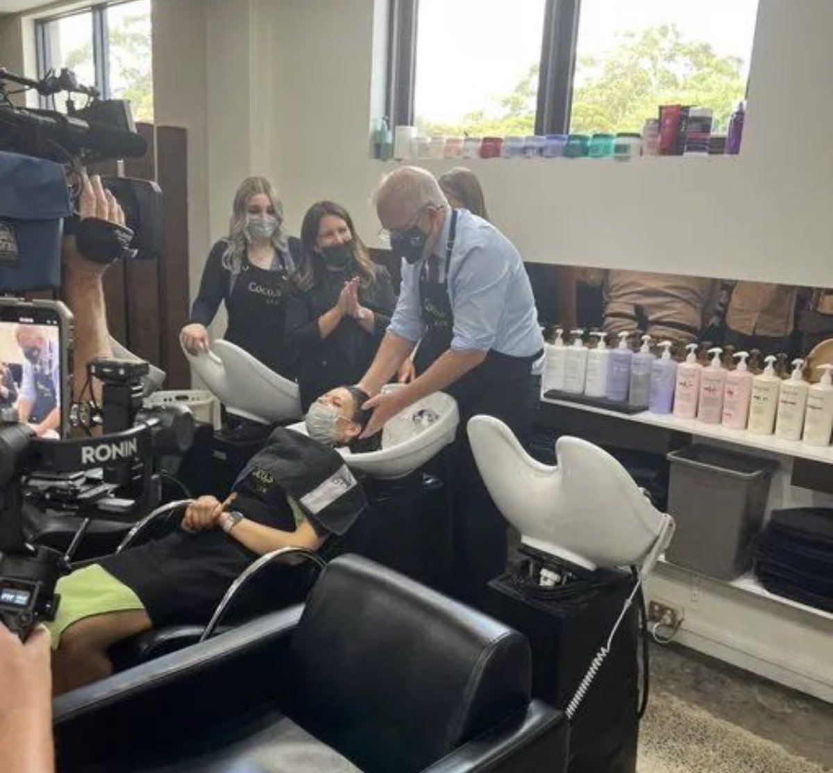 StephenJonesMP's tweet photo. If the Prime Minister really had the urge to get a photo washing someone’s hair he could have gone to an aged care home, taken a RAT, dressed in full PPE and helped the staff wash and dress the residents. Many of these places are calling for volunteers to help out. https://t.co/7C14SqlyCz