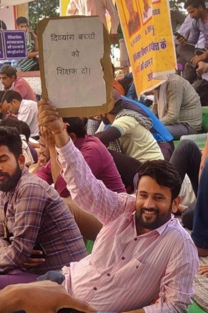 VisheshShikshak's tweet image. उपेन भाई आपने भी हमसे वादा किया था कि विशेष शिक्षको की 3000 से एक भी कम सीट स्वीकार नही करेंगे

खेर आपको दोष नही दे रहे , सरकार ही ज़िद्दी थी 

मगर आपसे निवेदन है अब हमारी #विशेष_शिक्षक_5000_पद_रीट_2021 की मांग पुरजोर तरीके से विधानसभा घेराव के समय उठाओ 🙏