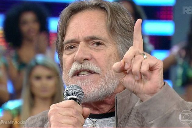 LulaResistente's tweet photo. Momentos de diferentes épocas na Globo simbolizam essa semana. O @zedeabreu defendendo como um leão, Dilma do Impeachment diante de um palco silencioso do Faustão em 2016 e agora, @EncontroFatima destacando a tag #foigolpe nos TT do Twitter. Que voltas que o Mundo dá... https://t.co/VE132eyMCd