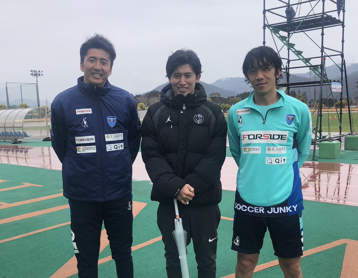 masushima05's tweet photo. 今回横浜FCさんと練習試合がありました。
現役中はなかなか言えなかったんですが、憧れの中村俊輔さんとはじめて写真を撮っていただけて感動です。
自らリバックに協力しようか！？って言ってくださりました。
横浜FCみなさんの協力に感謝です https://t.co/ezjkiXo0YN