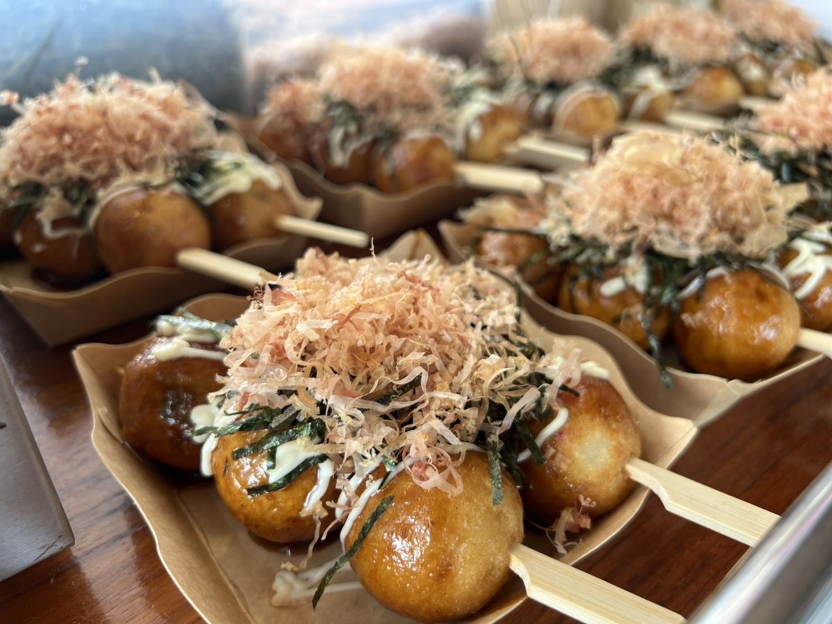 yinwarfamilysup's tweet photo. "  Takoyaki​" 
ห่างหายไปนานกับเมนูนี้​ วันนี้เลยจัดมาให้ก่อนไปลุยคิวสุดท้ายกัน​  การันตีความอร่อย​  😘

ขอบคุณ​ @war_krsupport  สำหรับการสนับสนุน​รถทาโกะยากิในครั้งนี้ให้น้องๆและทีมงานนะคะ​ ☺️​🙏

🏷️#LMกลรักรุ่นพี่Q19
#FoodSupportYinWar https://t.co/vhoEemeDvr