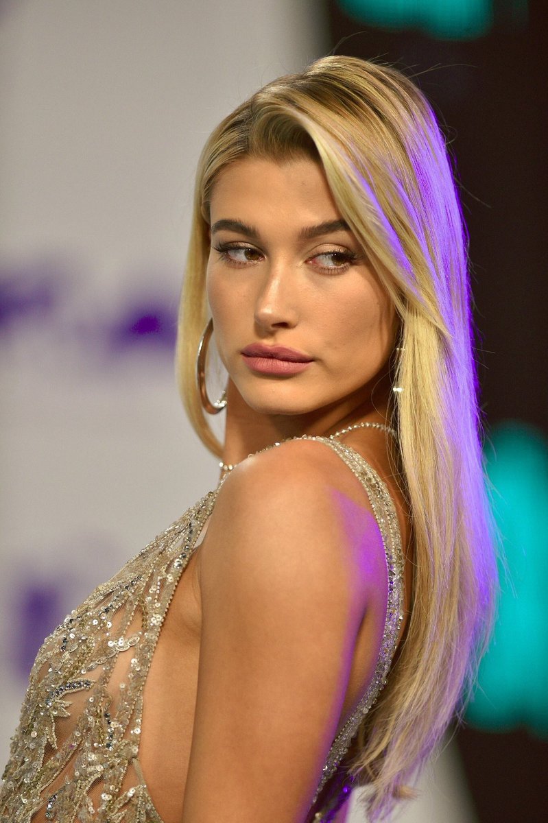 BALDWINDAlLY's tweet photo. hailey baldwin at vmas 2017 https://t.co/sNildhmB0A