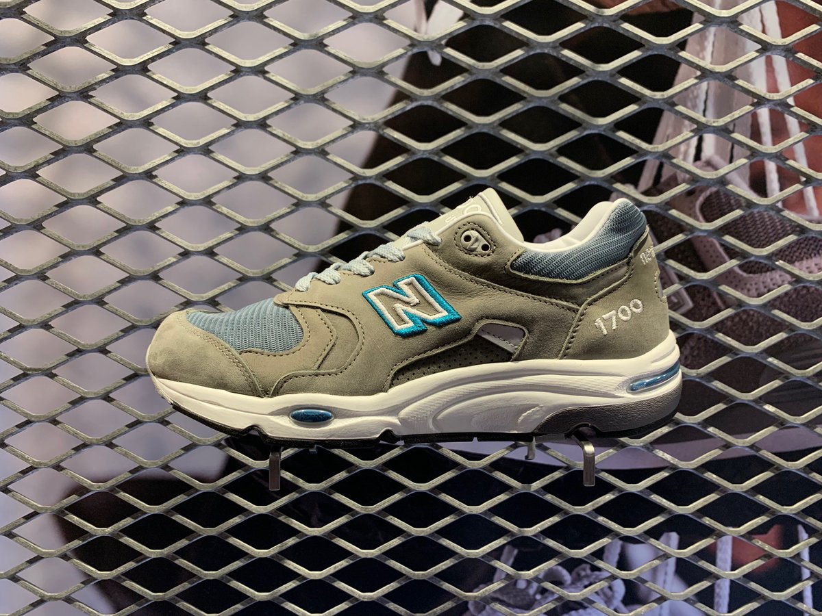 NB_GINZA's tweet photo. 1999年にリリースされた1000番台最後のフラッグシップモデル「M1700」のUSA製復刻モデルから、上質なヌバック/メッシュアッパーを“1300”カラーで彩った公式ストア限定モデルが登場。 https://t.co/0cuD4ctK38