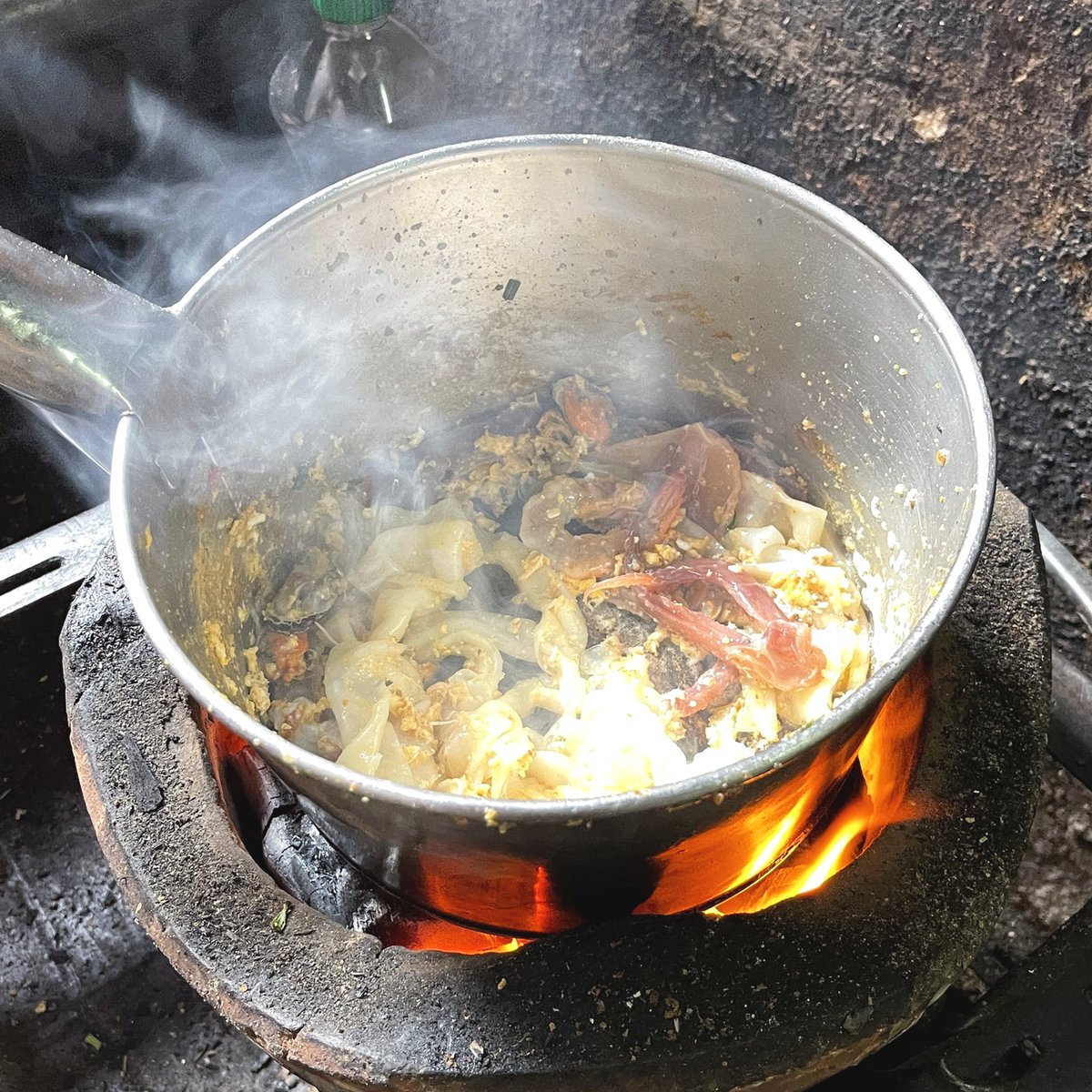 EatguideTh's tweet photo. คั่วไก่บ้านหม้อ ขายมานานกว่า 35 ปี เป็นก๋วยเตี๋ยวคั่วไก่สูตรโบราณใช้เตาถ่านคั่วให้หอม บอกเลยว่ากลิ่นหอมโชยมาแต่ไกล มีทั้งคั่วไก่ คั่วหมู และคั่วทะเล อยู่ในตรอกซอยเล็กๆ จานละ 50-60 บาทจ้า
📍 : ร้านคั่วไก่บ้านหม้อ 
@aroii #อร่อยไปแดก https://t.co/f0P4MJkEDU