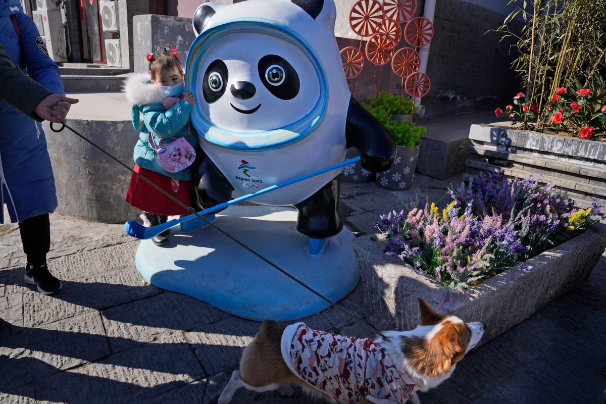 MascotFanPe's tweet photo. Los colores brillantes del halo alrededor de su cara representan las últimas tecnologías avanzadas, mientras que el corazón en su palma izquierda simboliza la hospitalidad de China.

#Beijing2022 https://t.co/9V6Rzo6cjQ