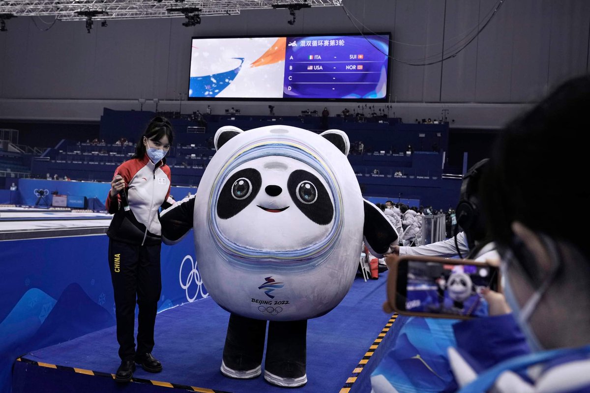 MascotFanPe's tweet photo. "Bing" significa hielo y también simboliza pureza y fortaleza; mientras que "Dwen Dwen" representa a los niños. 

#Beijing2022 https://t.co/mZpYI5fmZU