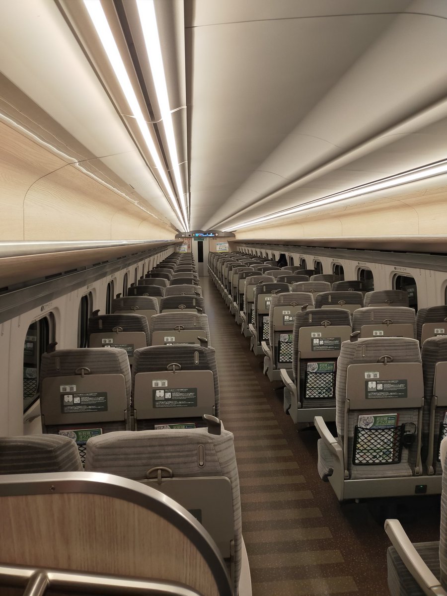giccyan's tweet photo. オフィス車両って始めて知った。

知名度無さすぎなのか、自分とあと1人だけ。
真っ昼間の時間帯だからってのもあるかもですが。
少なくとも自由席より余裕で人いない。

テレビ会議とかしてる人がいるとうるさいのかもだけど、今は快適。

自由席混んでるときはありかも。

#オフィス車両
#JR東日本 https://t.co/ZhKj4WWJM2