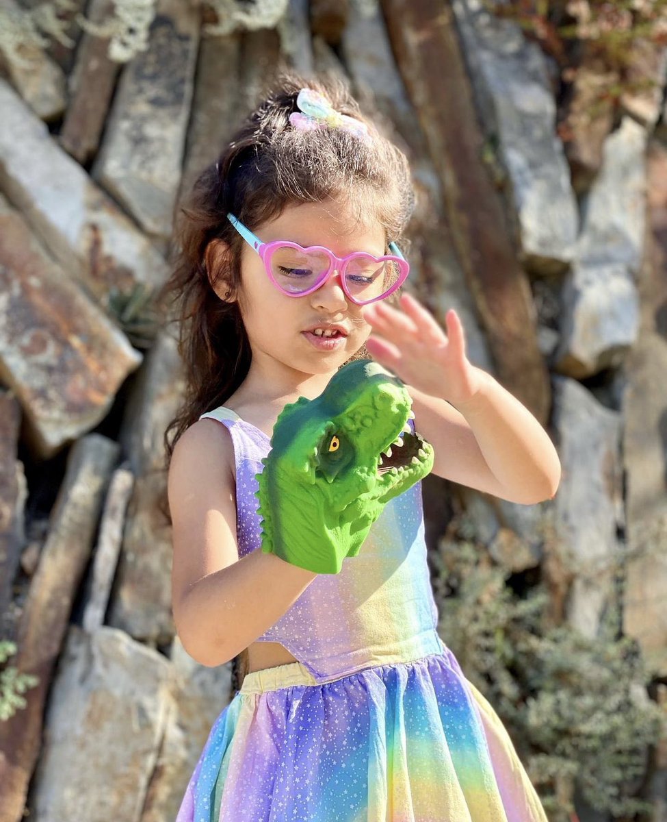🦖✨ Dino love &amp; perfect style ✨🦖
@kendallandmommy protecting those eyes with our Pink Heart Blue Light Blocking Glasses 💗

#bluelight #bluelightglasses #bluelightblockingglasses