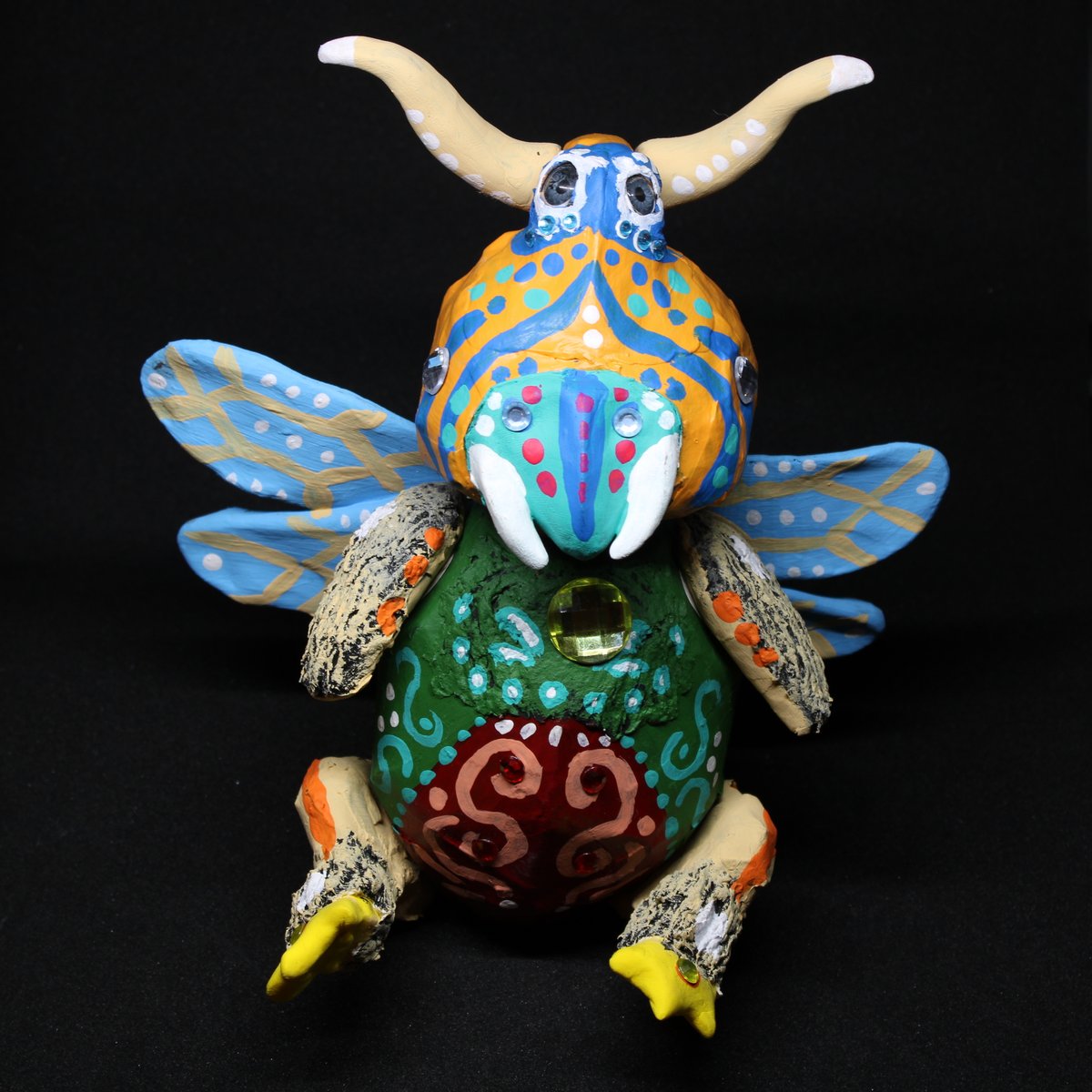 Did you know dragonflies can´t fly backwards and because of this they were a symbol of bravery for Samurais? Does this guy looks that brave? What do you think? #nft #nftcollection #nftart #nftartist #nfttrade #nfttrading #nftcollectible #nftcommunity #hybridnft #artistic #digital