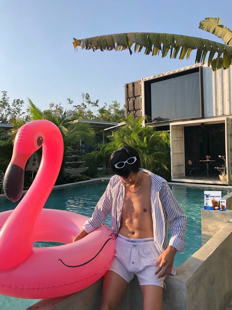 ww_thanawat's tweet image. ปกติเราจะวิ่งหรือบอดี้เวทอยู่เป็นประจำ ช่วงนี้ไม่มีเวลา เลยได้ manner coffee เป็นตัวช่วยในช่วงนี้ เขาช่วยลีนไขมันได้ไว หุ่นเฟิร์ม อิ่มท้องด้วยเพิ่มกล้ามเนื้อและกิจกรรมต่างๆไม่ว่าจะอินดอ เอ้าท์ดอ ก็อึดนานขึ้นด้วย 
#แมนเนอร์คอฟฟี่
#MannerCoffee
#HealthyBeverage
#เข้มกว่าที่เคย