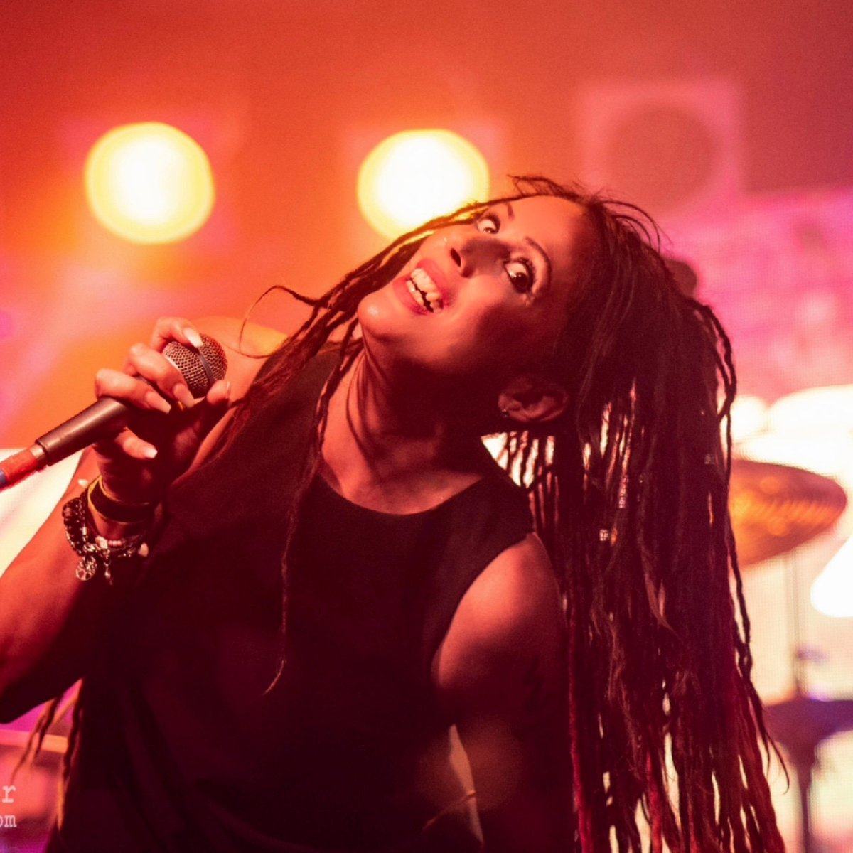 Ive finally gotten off my a$$ and become a Tweeter on Twitter!  Don't I look happy about that!