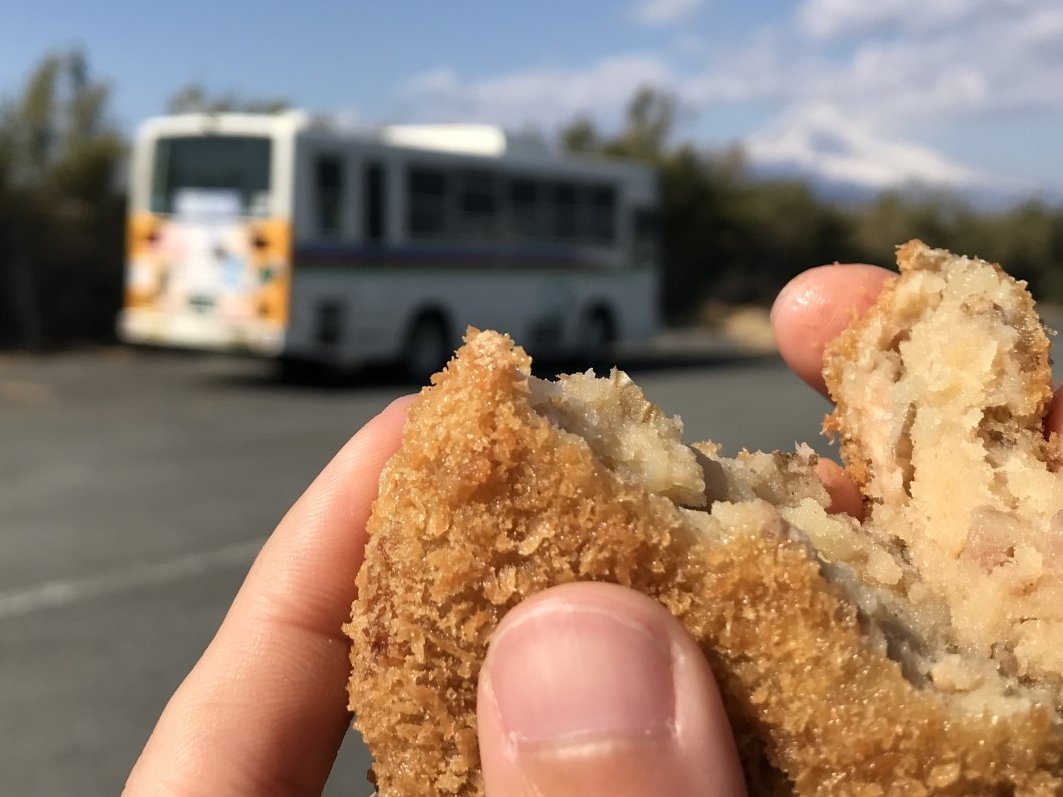 izuhakonebus's tweet image. おやつの時間なので
今日の飯テロ ٩( ‘ω’ )و
「#伊豆箱根の１３人」で出てくる
「肉のカドヤ」さま
...のコロッケ！((٩(  ‘ω’  )و))

伊豆箱根鉄道の駿豆線
大場駅から徒歩すぐ！
フワフワジューシーな
コロッケが７０円！！

#いずっぱこ
#のってこいずっぱこ
youtu.be/J8t34vw4r3c