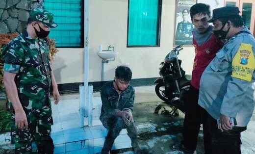 satukanalcom's tweet photo. Pemuda di #Pamekasan Diamankan Warga Gegara Ketahuan Gali Kuburan
https://t.co/WFkP8bCCtW, #Pamekasan – Warga Desa Konang, Kecamatan Galis, Kabupaten #Pamekasan, ...
.
Baca selengkapnya : https://t.co/juvEEunSlO
.
#GaliKuburanOrang #GalisPameksan #KanalStright #PolsekGalis https://t.co/PzkFf88WRt