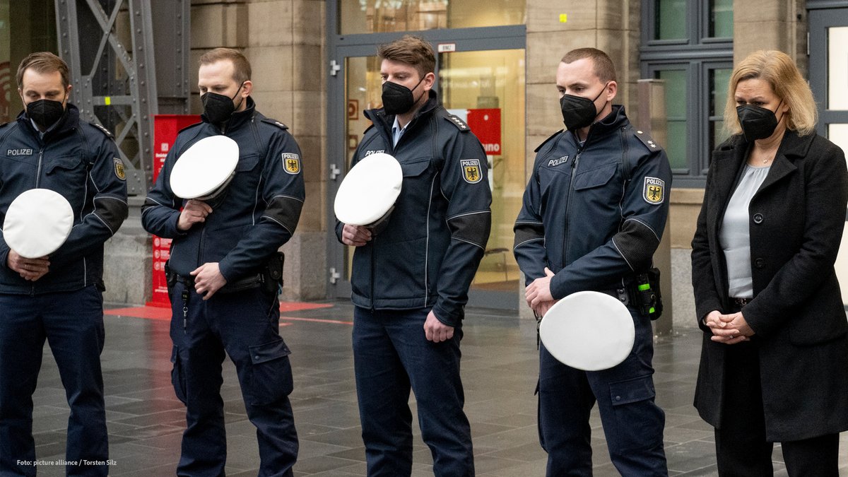 Bundesinnenministerin Nancy Faeser gemeinsam mit Beamten der Bundespolizei Frankfurt bei der Gedenkminute für die im Kreis Kusel getöteten Polizistin und den getöteten Polizisten.