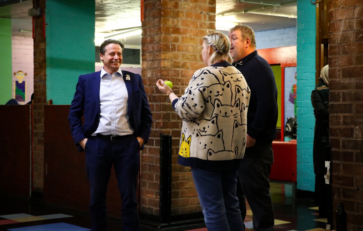 DCMS's tweet photo. ✅ National Youth Guarantee, backed by £560m investment, #LevellingUp opportunities for young people

@HuddlestonNigel visits @StonehouseGang in Selly Oak, Birmingham, seeing the vital role clubs like this play in communities up and down the country https://t.co/SXPR3FL9Bl