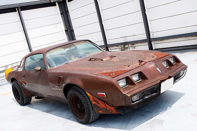 アメ車マガジン アメマガ 記事公開 1979 Pontiac Firebird Trans Am 1985 Chevrolet C10 Two Way二刀流でアソぶ キャラクターがまるで異なる2台で贅沢なアメ車ライフを楽しんでいる ファイヤーバード シボレーc10 アメ車に乗るって楽しい アメ車