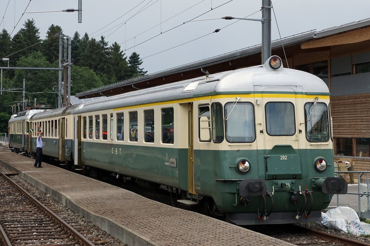 janick_klossner's tweet photo. Im Juli 2017 als bei Affoltern im Emmental das Bernisch Kantonalen Schwingfest war, hatten man die Besucher via Zügen der Genossenschaft Museumsbahn Emmental zum Festareal transportiert.
#Emmentalbahn #Emmental #Affoltern https://t.co/VVUs3iPcFt
